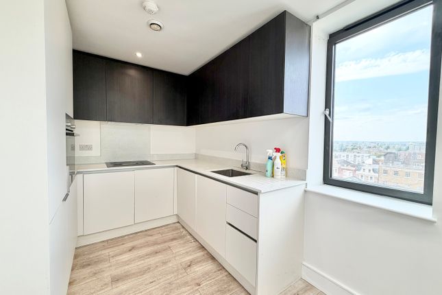 Flat 13 Sapphire Court, 20, Clements Lane, Ilford photo 3