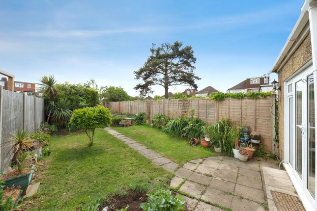 Cedarcroft Road, Chessington photo 4