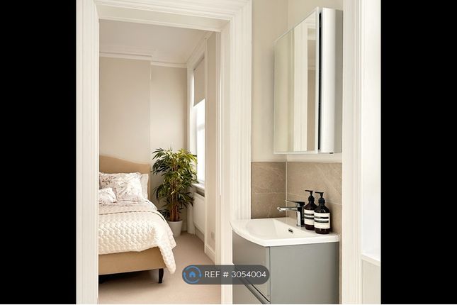 Studio flat on Draycott Place, Flat, London, £2,574/mo