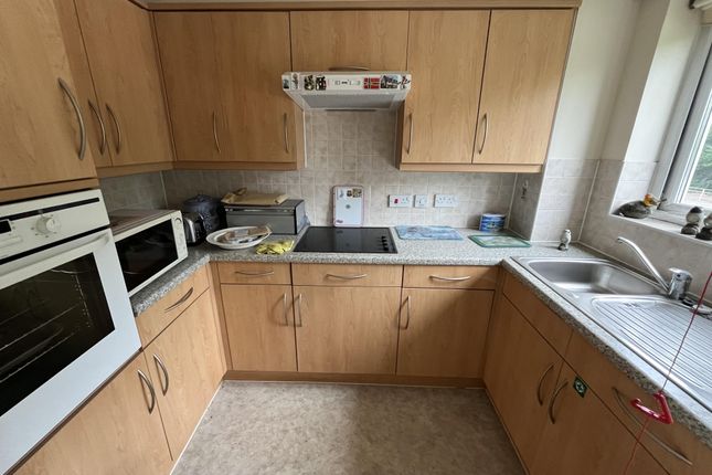 281 Flat 21, Mead Court, Station Road, Addlestone photo 5