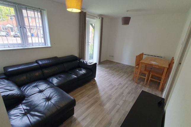 3 Curlew Court, 17 Magpie Close, London photo 3