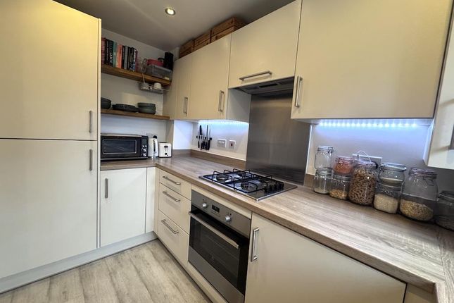 Foxglove Drive, Crawley photo 3