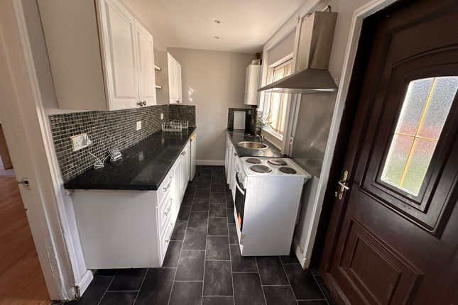17, Throstle Avenue, LEEDS photo 2
