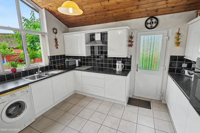 9, Whaddon Close, Northampton photo 3
