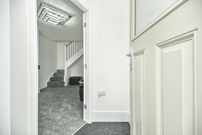 8, Kenyon Lane, Warrington photo 3