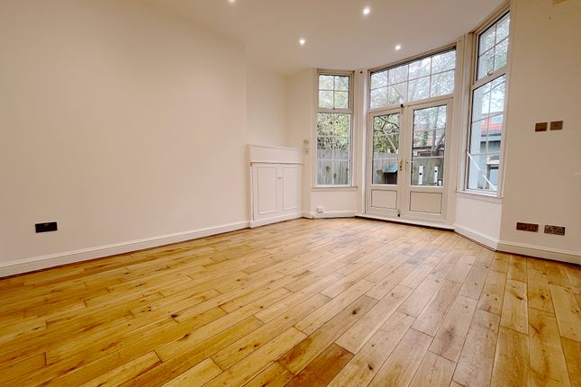 Flat to rent in Friars Place Lane, London