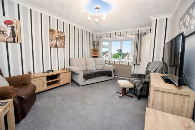 2, Winden Grove, Wakefield photo 2