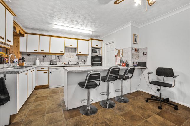 14, Farthings, Woking photo 4