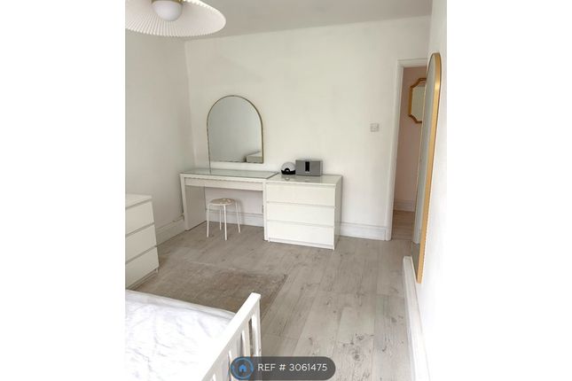 Flat  Packham Court, Lavender Avenue, Worcester Park photo 5