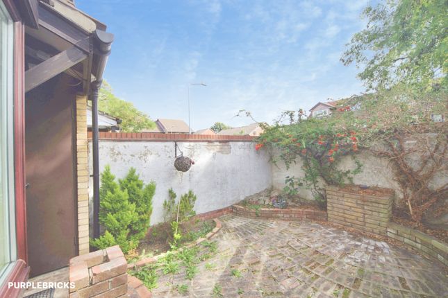 23, Fiennes Close, Dagenham photo 4