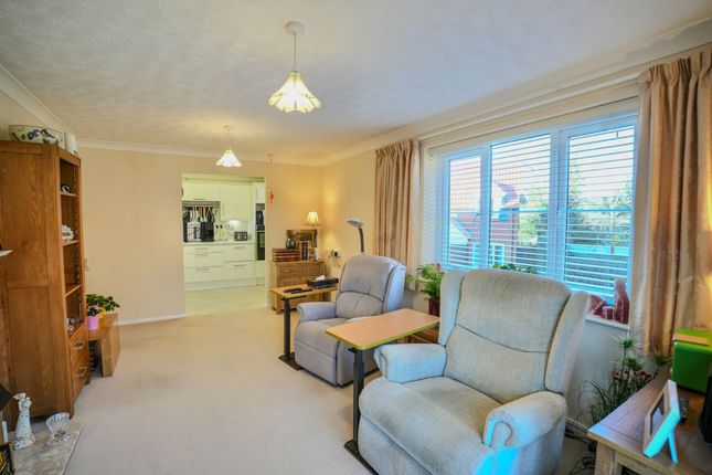 21 Ashdown Court, Cromer photo 3