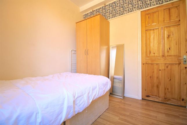 Flat 6, Dellow House, Dellow Street, London photo 3