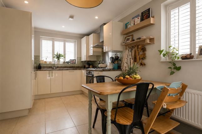 24, Buttercross Lane, Witney photo 4