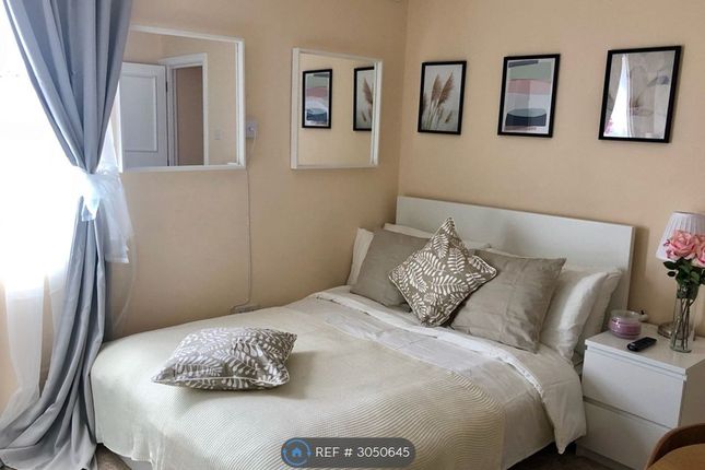Flat, Oaklands Road, London photo 4