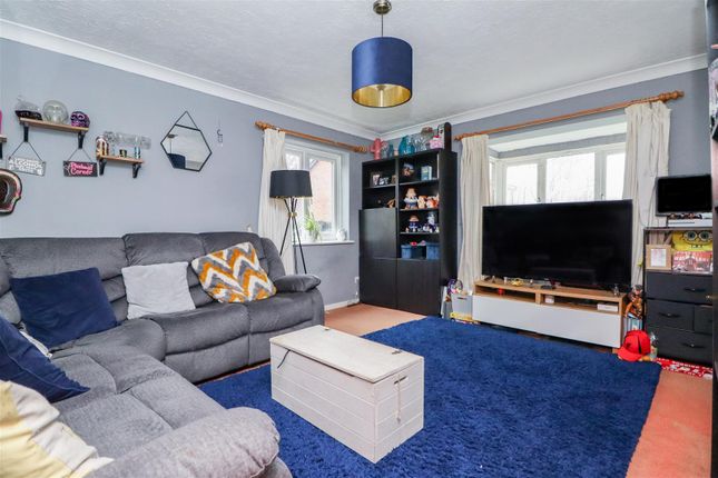 Flat for sale in Canterbury Court, Southwater, Horsham
