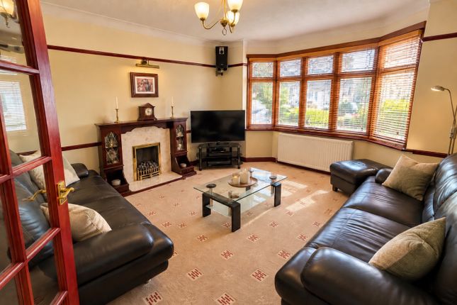 3, Longfield Drive, Luton photo 2
