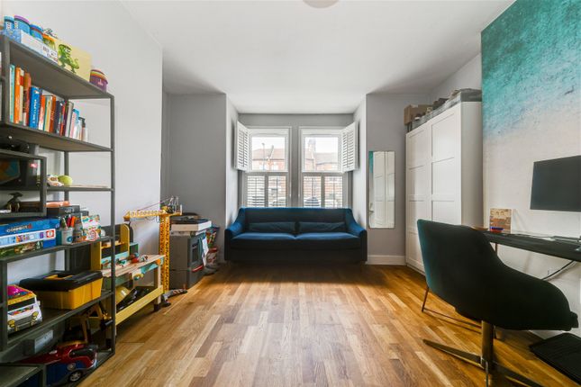 Flat to rent in Queenswood Road, London