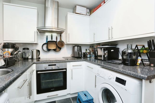 16, Oak Apple Court, London photo 4