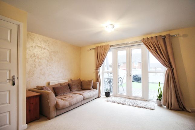 19, Clay Close, Wakefield photo 2