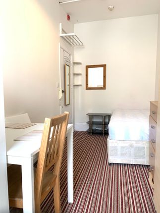 Studio to rent in Bayswater, London.