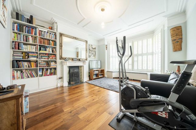 Property for sale in Queens Avenue, London