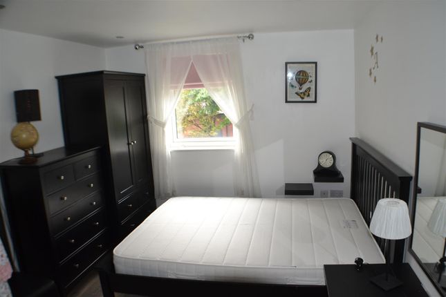 5 Elmira Way, Salford photo 5