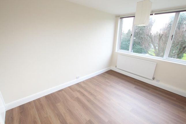 Flat to rent in Radstone Court, Woking