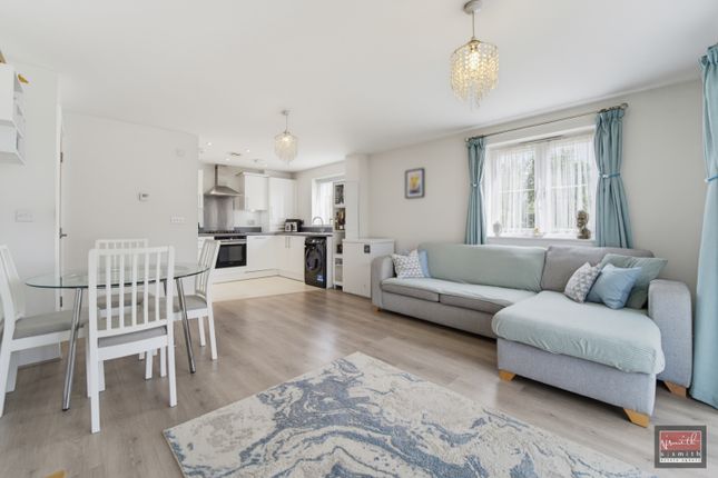 Flat 1, 2, Laburnum Way, Staines-upon-Thames photo 4