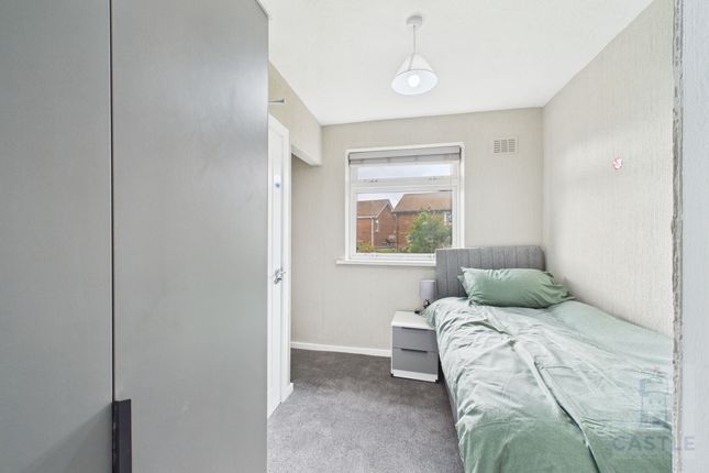 Room 3, 9 Waltham Close, Darlington photo 4