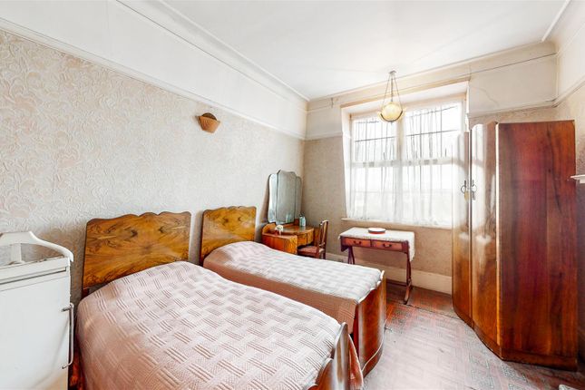 Flat for sale in Sidmouth Road, Brondesbury Park, London