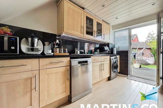 4, Heathfield Close, Wakefield photo 4