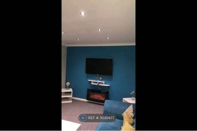 Flat, Madison Heights High Street, Hounslow photo 4