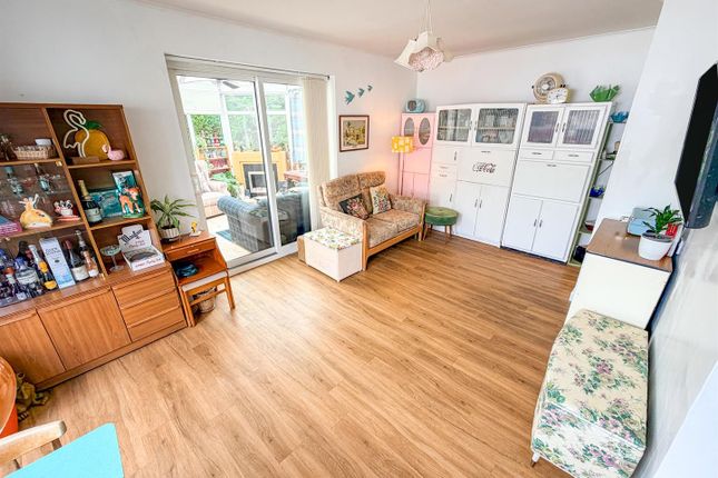 22, Howard Avenue, Corby photo 4
