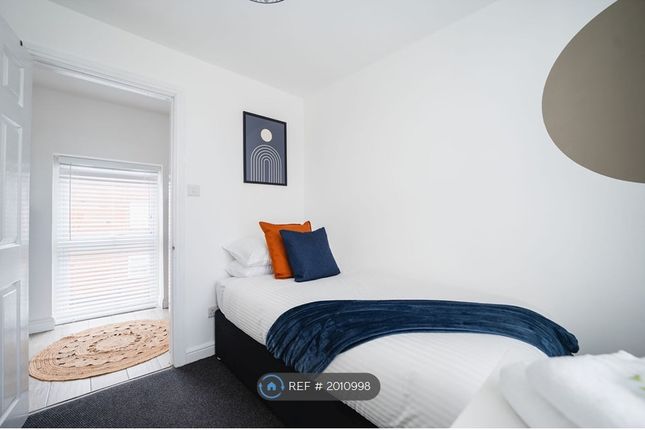Flat to rent in Woodhouse Hill Road, Leeds