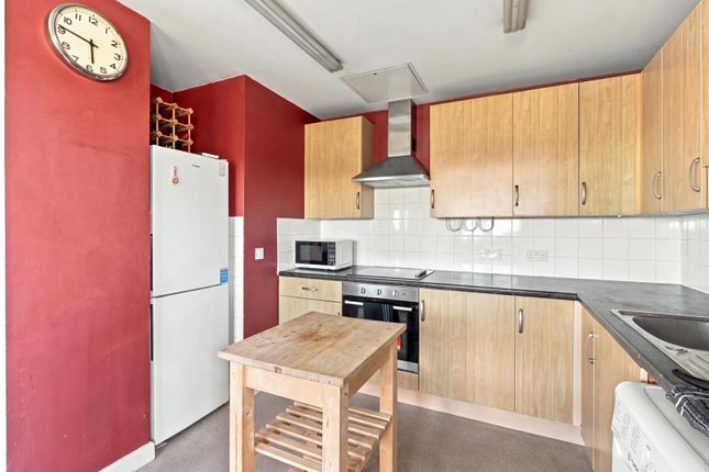93 Ashburton Triangle, Drayton Park, London photo 4