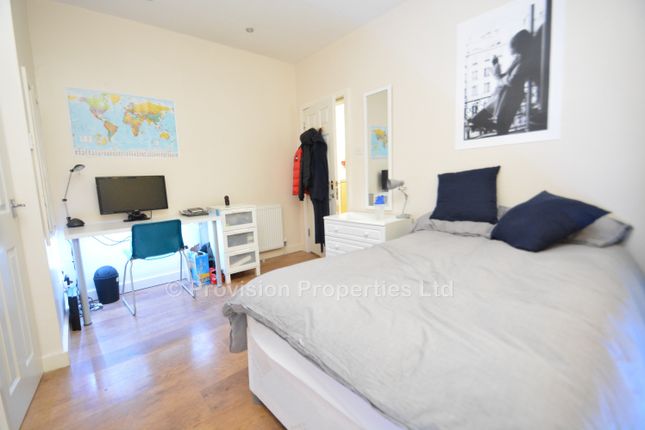 North Grange Road, Hyde Park photo 3