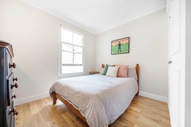Flat to rent in Broughton Road, Sands End, London
