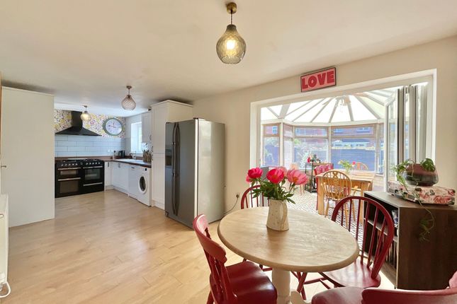 10 Ebony Close, Stafford photo 2