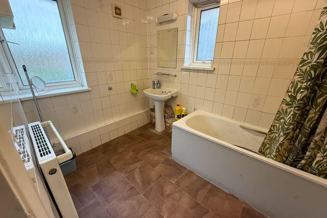 92, Harcourt Road, Bushey photo 5