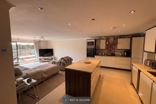 Flat, London View House Swakeleys Road, Ickenham photo 2