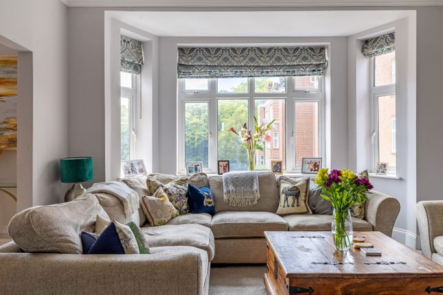 Flat 21 Ross Court, 81, Putney Hill, London photo 4