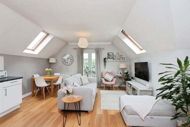 Apartment 98, Dorchester Court, 283, London Road, Surrey photo 2