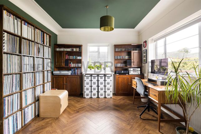 Flat 41, Hermitage Court, Woodford Road, London photo 4