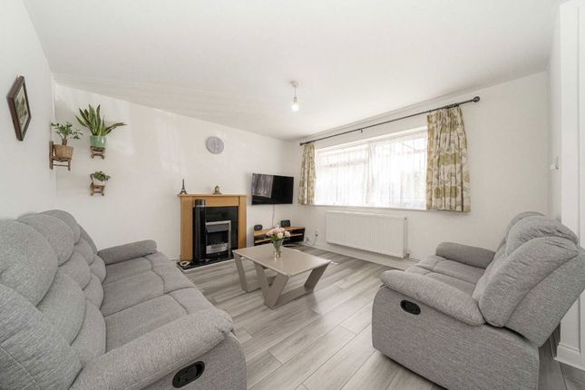 25, Catherine Drive, Sunbury-On-Thames photo 2