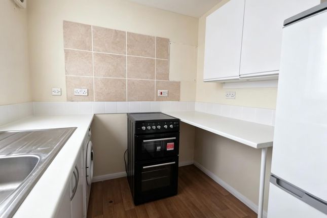 80, Streamside Close, London photo 3