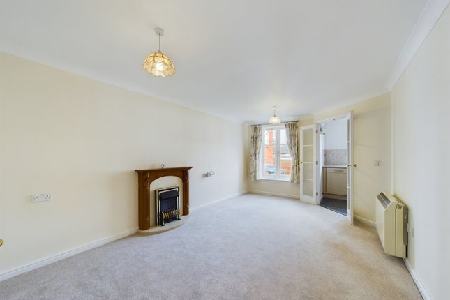 16 Whitings Court, Paynes Park, Hitchin photo 2