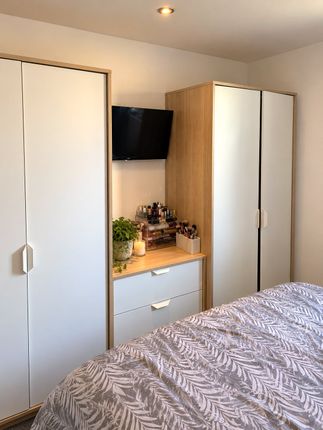 Room 1, Apartment 10, Platt House, 5, Elmira Way, Greater Manchester photo 3