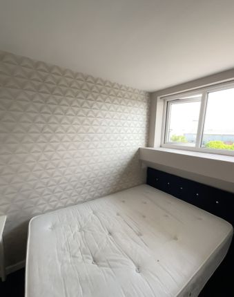 Studio flat on Fabian Way, Port Tennant, Swansea SA1, £950/mo