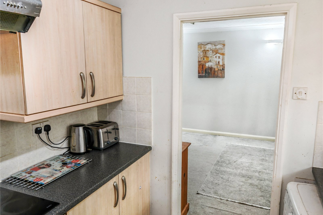 15 Hazel Coppice, Baskingstoke photo 4