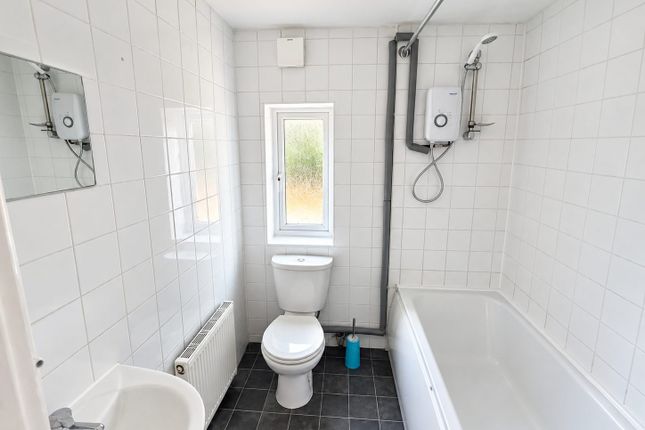 33 Kitchener Road, Highfield, Southampton photo 5